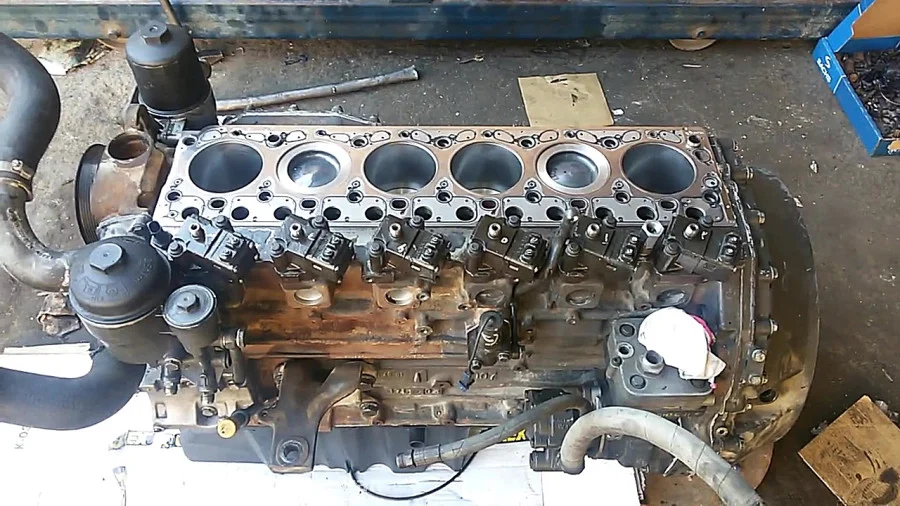 قطعات با کیفیت چه تاثیری بر عمر خودرو دارد؟ چگونه با انتخاب درست هزینهها را نصف کنیم؟ 2 موتور بنز آتگو